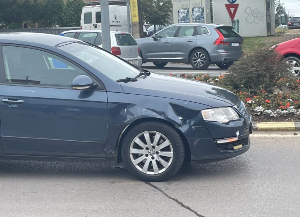 Tamponare continuată cu o cearta, în sensul giratoriu de pe Bld. Sofia Vicoveanca 1865