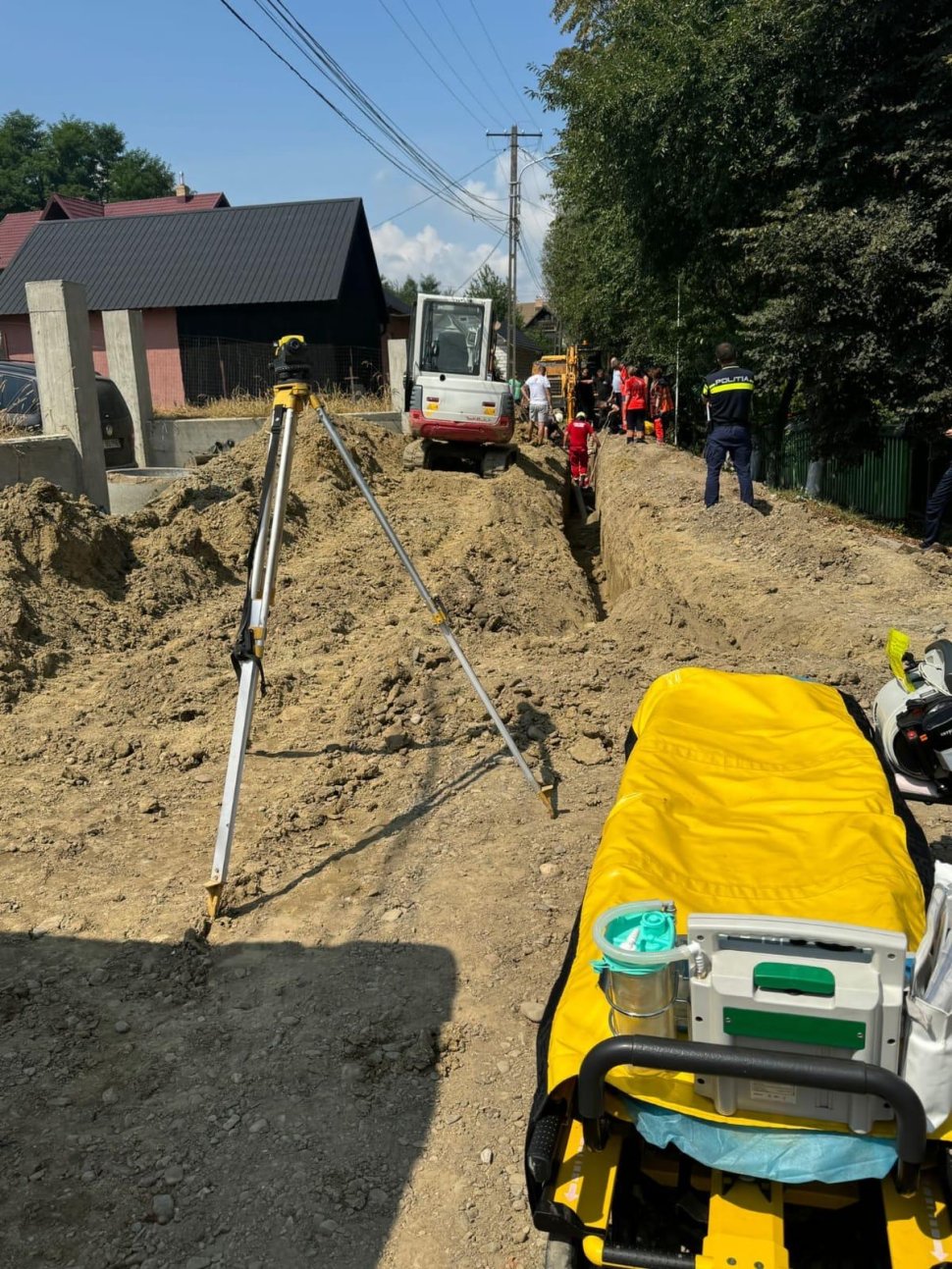 Un bărbat a fost salvat de sub un mal de pământ după mai bine de trei ore de intervenție a pompierilor 1968