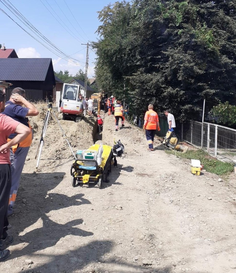 Un bărbat a fost salvat de sub un mal de pământ după mai bine de trei ore de intervenție a pompierilor 1970