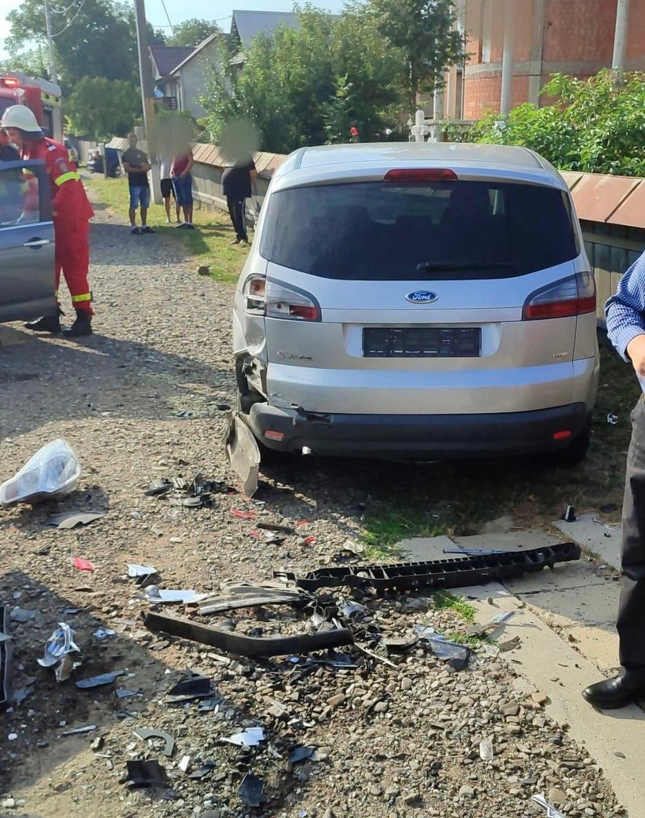 Nouă persoane au fost implicate într-un accident rutier în localitatea Cornu Luncii 1976