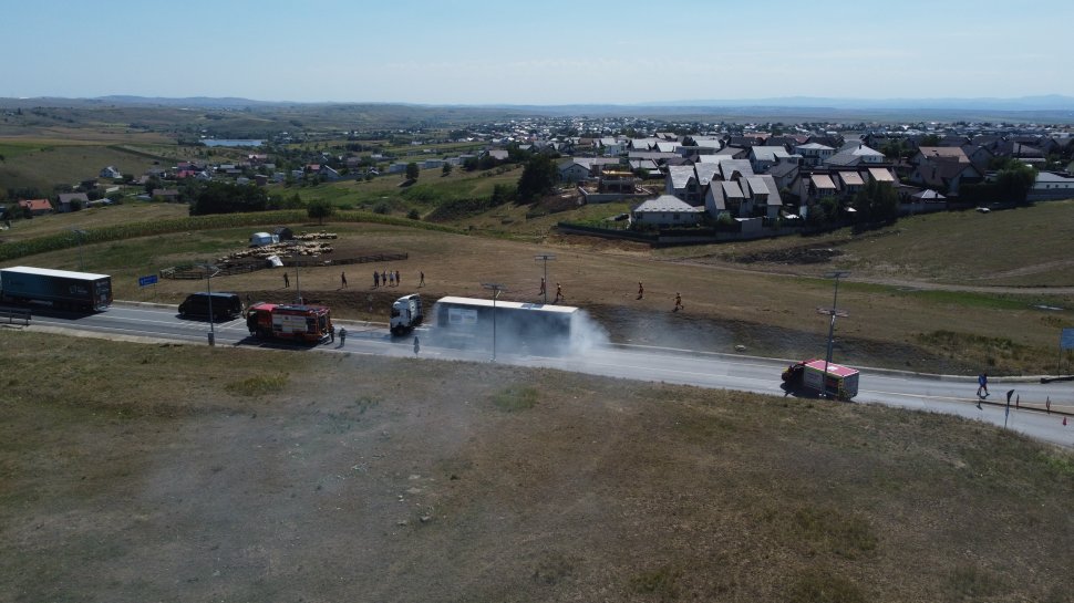 Remorca unui camion a luat foc miercuri, pe centura Sucevei 2084