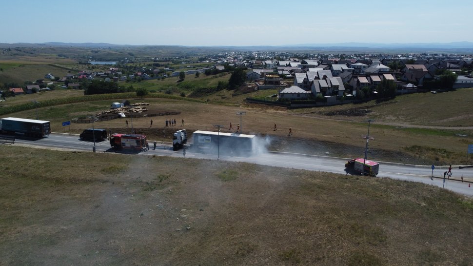 Remorca unui camion a luat foc miercuri, pe centura Sucevei 2085