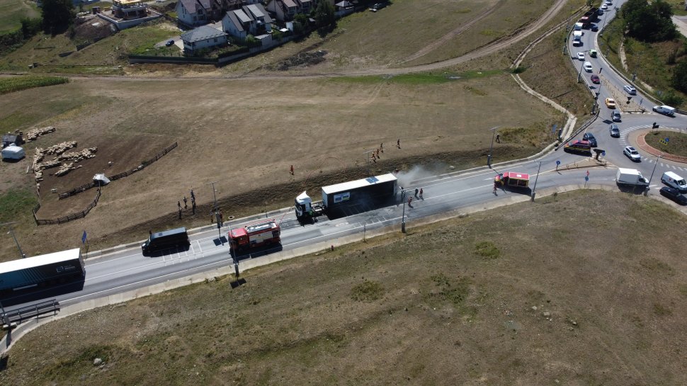 Remorca unui camion a luat foc miercuri, pe centura Sucevei 2086
