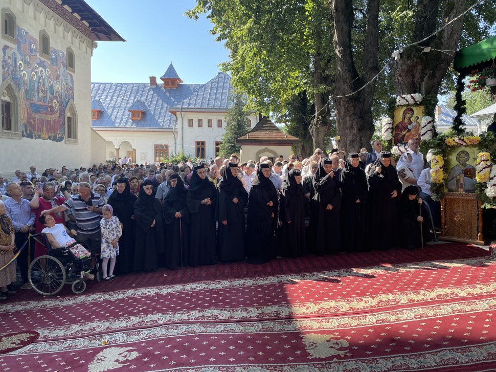 Sute de credincioși la Hramul Mănăstirii Văratec  2123