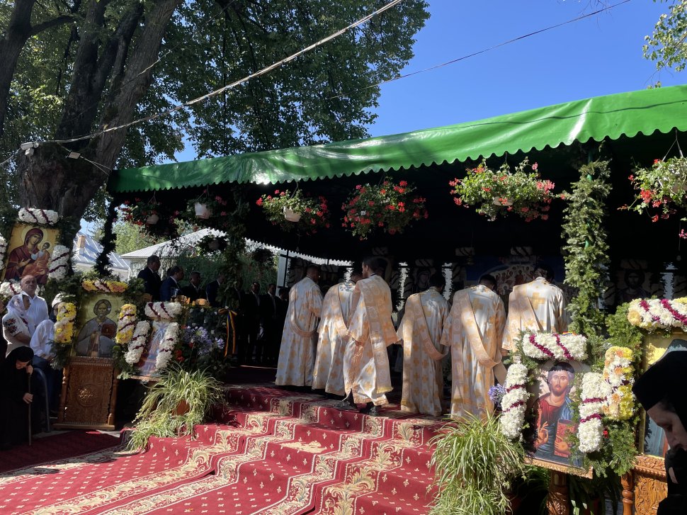 Sute de credincioși la Hramul Mănăstirii Văratec  2124