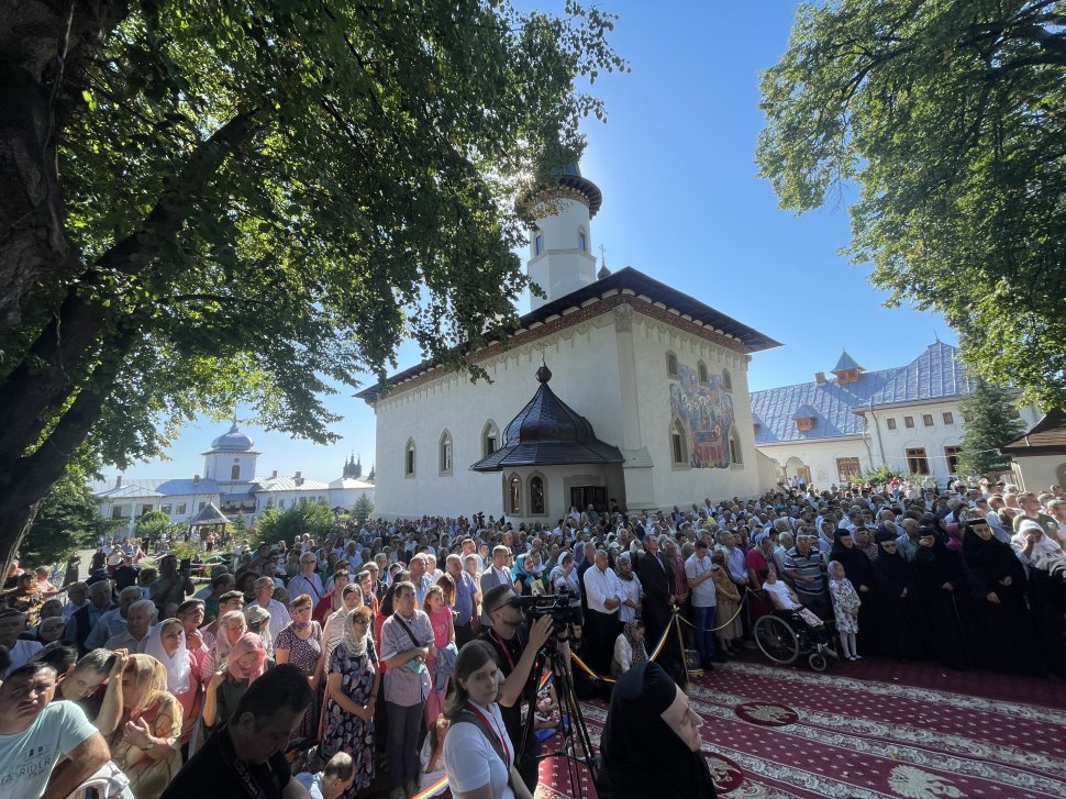 Sute de credincioși la Hramul Mănăstirii Văratec  2126