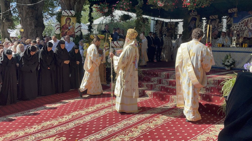 Sute de credincioși la Hramul Mănăstirii Văratec  2133