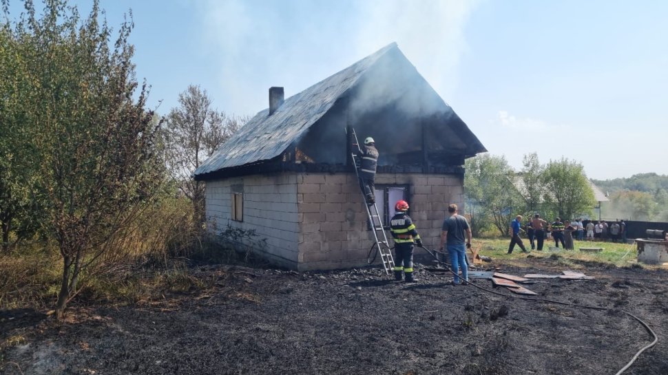 6 autospeciale de pompieri intervin pentru stingerea unui incendiu la Voitinel