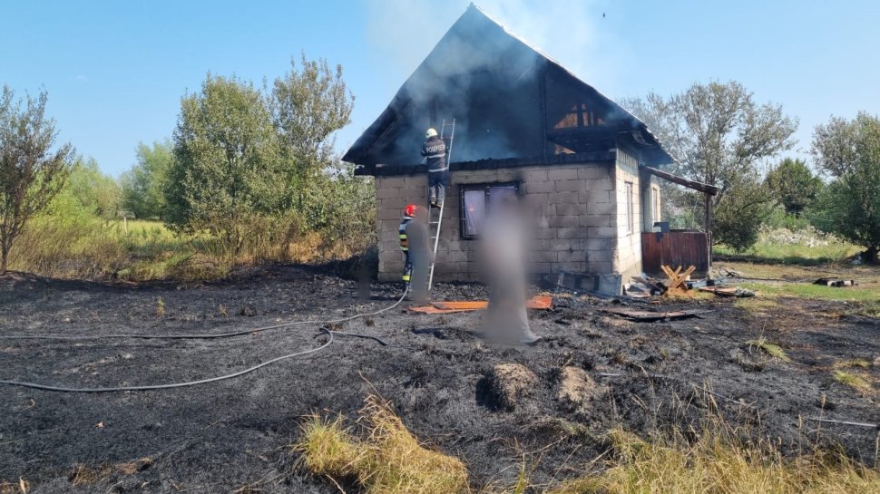 6 autospeciale de pompieri intervin pentru stingerea unui incendiu la Voitinel 2184