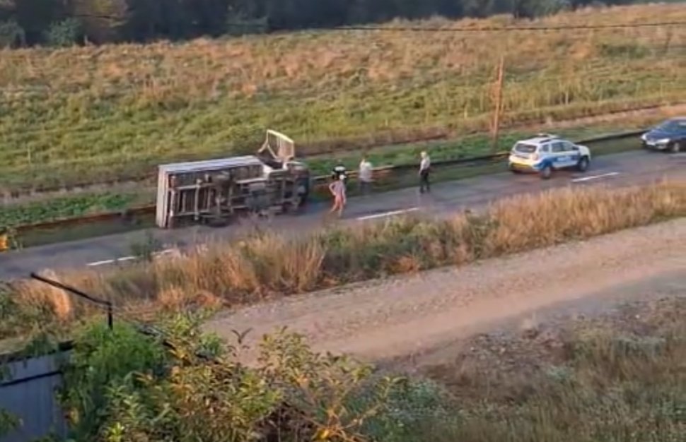 A vrut să facă o depășire și a ajuns cu mașina în șanț 2188