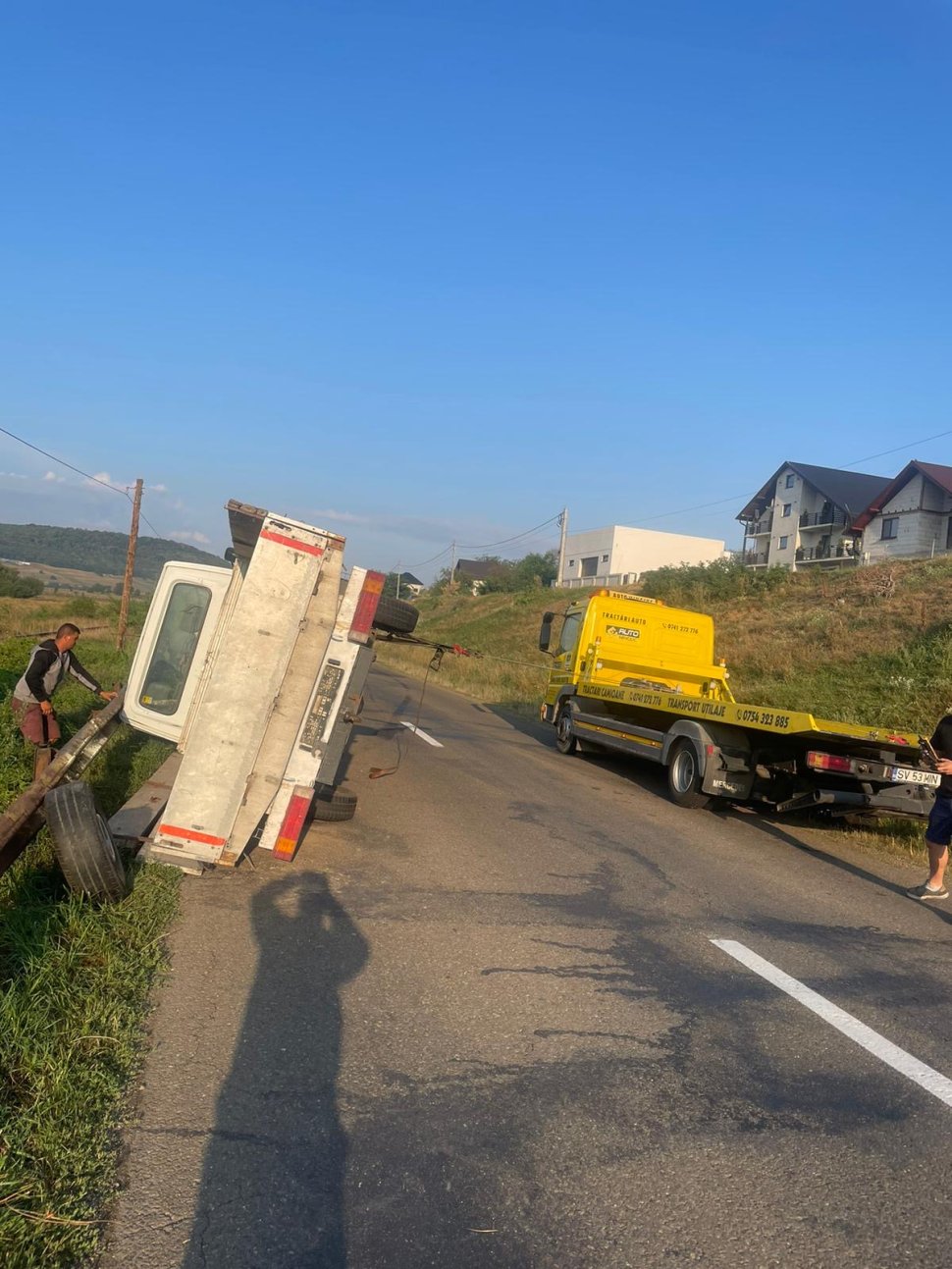 A vrut să facă o depășire și a ajuns cu mașina în șanț 2190