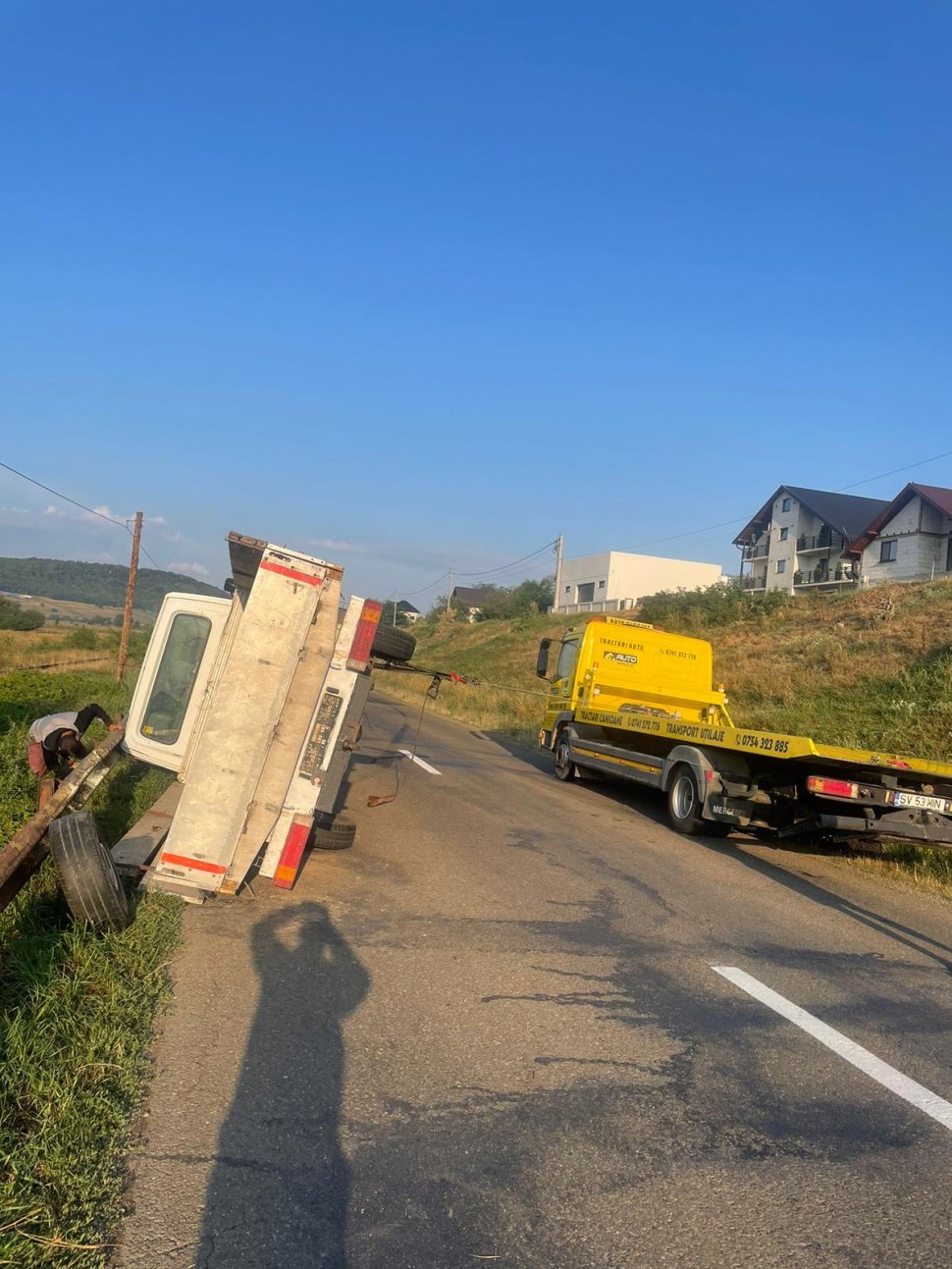 A vrut să facă o depășire și a ajuns cu mașina în șanț 2191