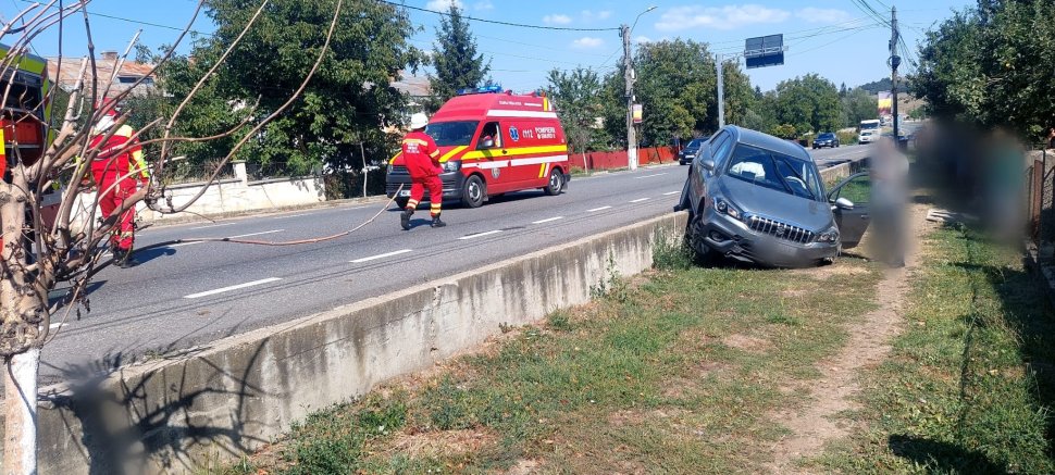 O femeie a ajuns cu mașina înafara părții carosabile, la Ilișești