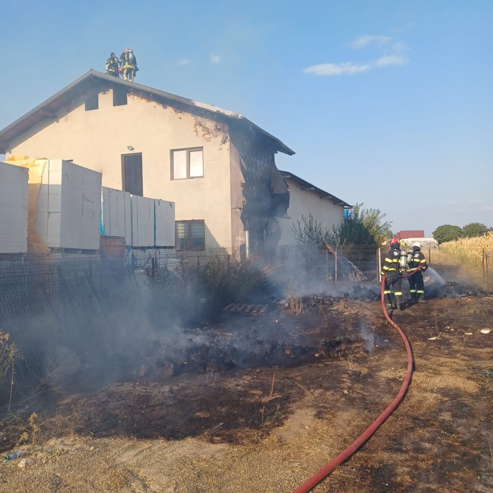 Intervenție contracronometru pentru pompieri la Stamate, în urma unui incendiu izbucnit la un depozit de materiale 2309