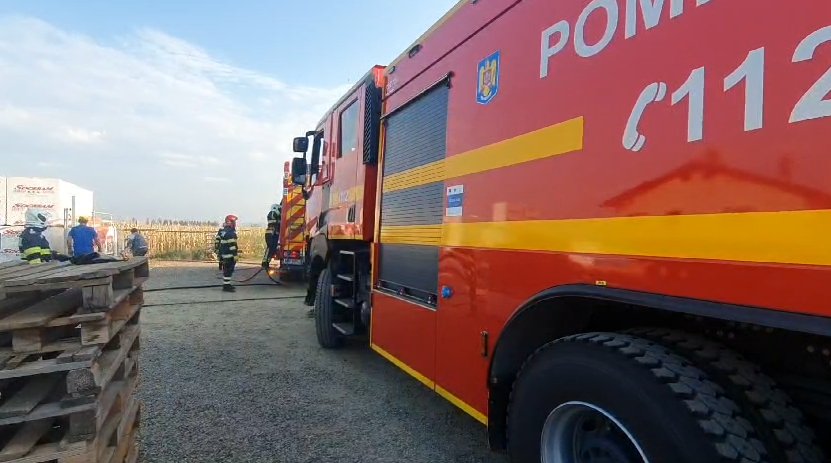 Intervenție contracronometru pentru pompieri la Stamate, în urma unui incendiu izbucnit la un depozit de materiale 2310