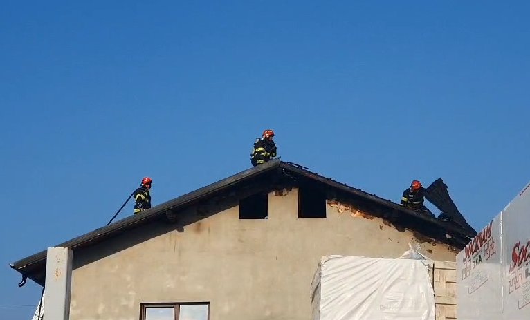 Intervenție contracronometru pentru pompieri la Stamate, în urma unui incendiu izbucnit la un depozit de materiale 2311