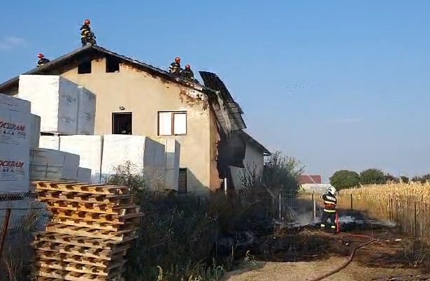 Intervenție contracronometru pentru pompieri la Stamate, în urma unui incendiu izbucnit la un depozit de materiale 2312