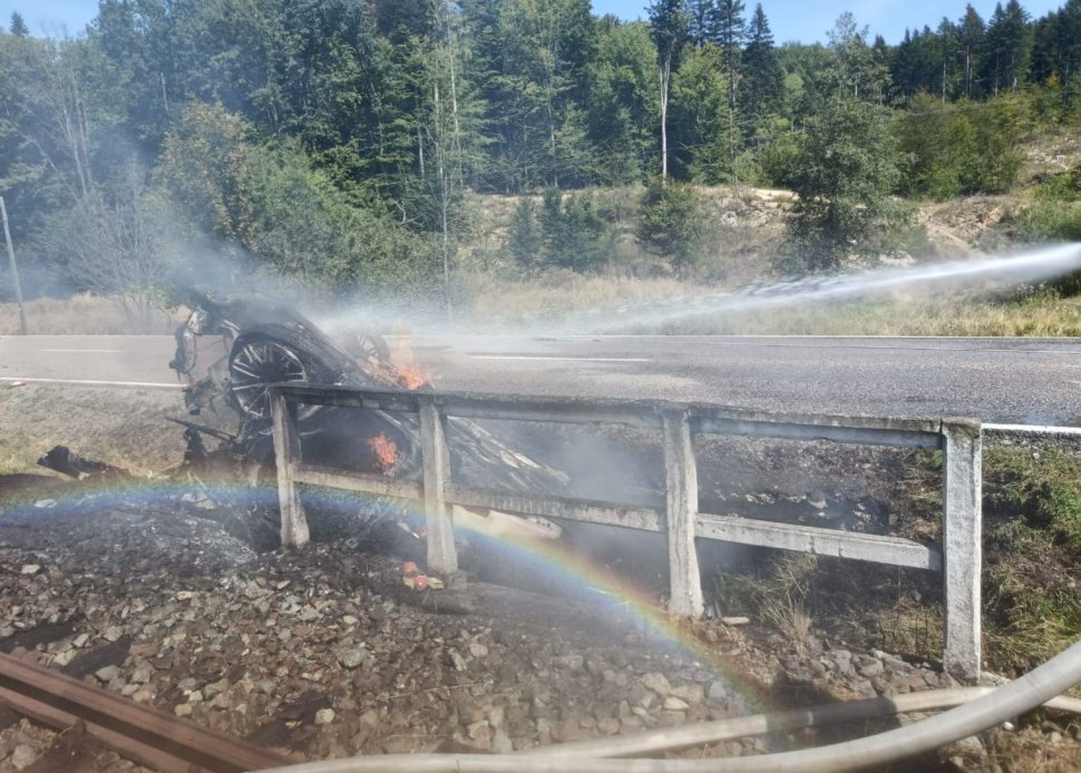 O mașină a luat foc, iar alta a fost grav avariată într-un accident rutier la Păltinoasa 2333