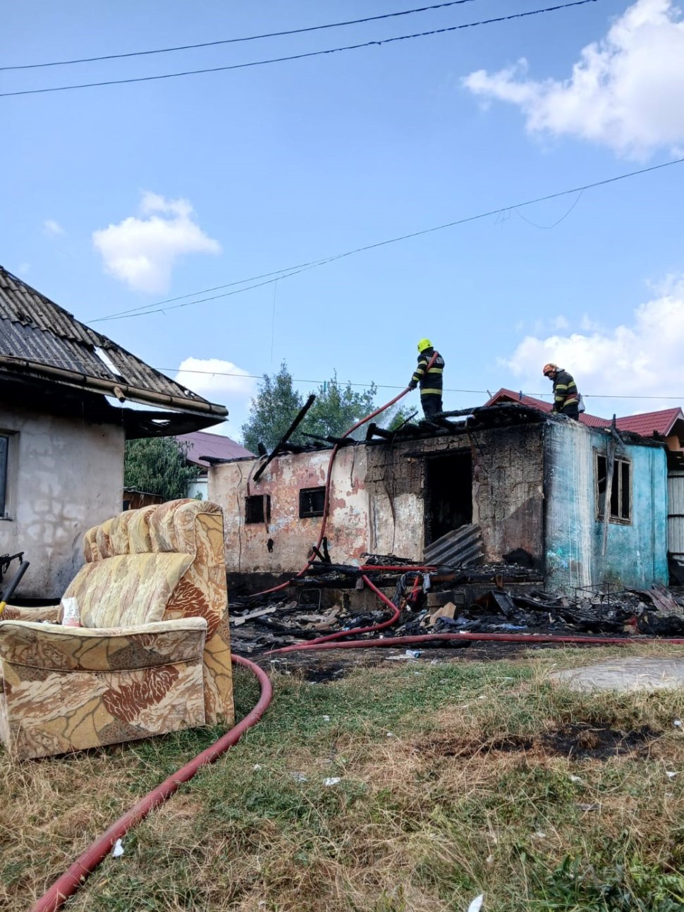 Incendiu provocat de un scurtcircuit la Leucușești 2456