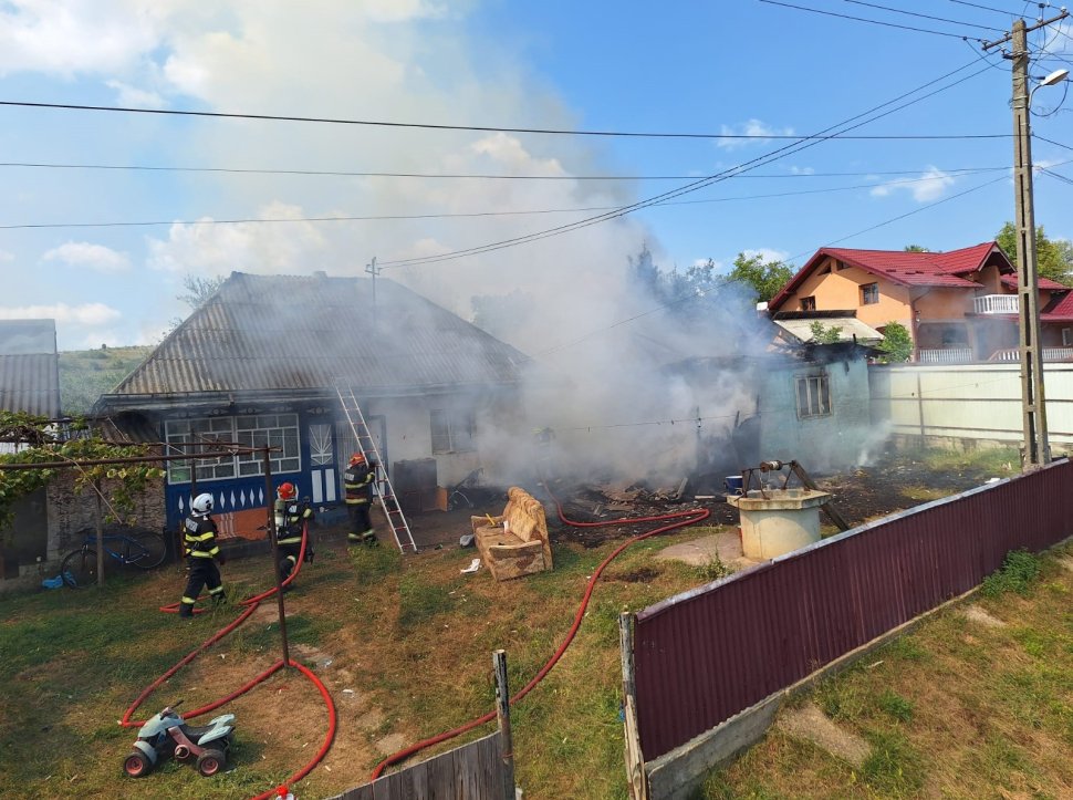Incendiu provocat de un scurtcircuit la Leucușești 2457
