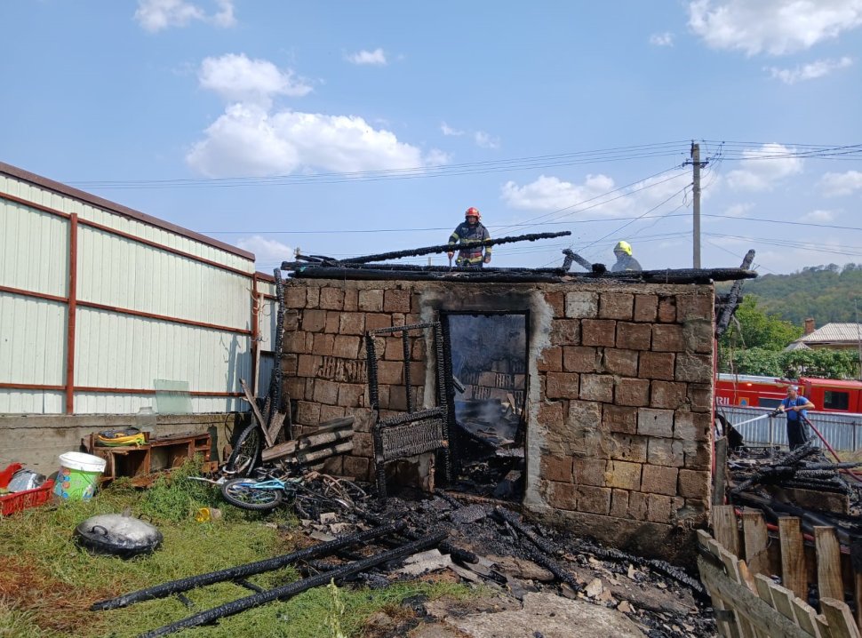 Incendiu provocat de un scurtcircuit la Leucușești 2458