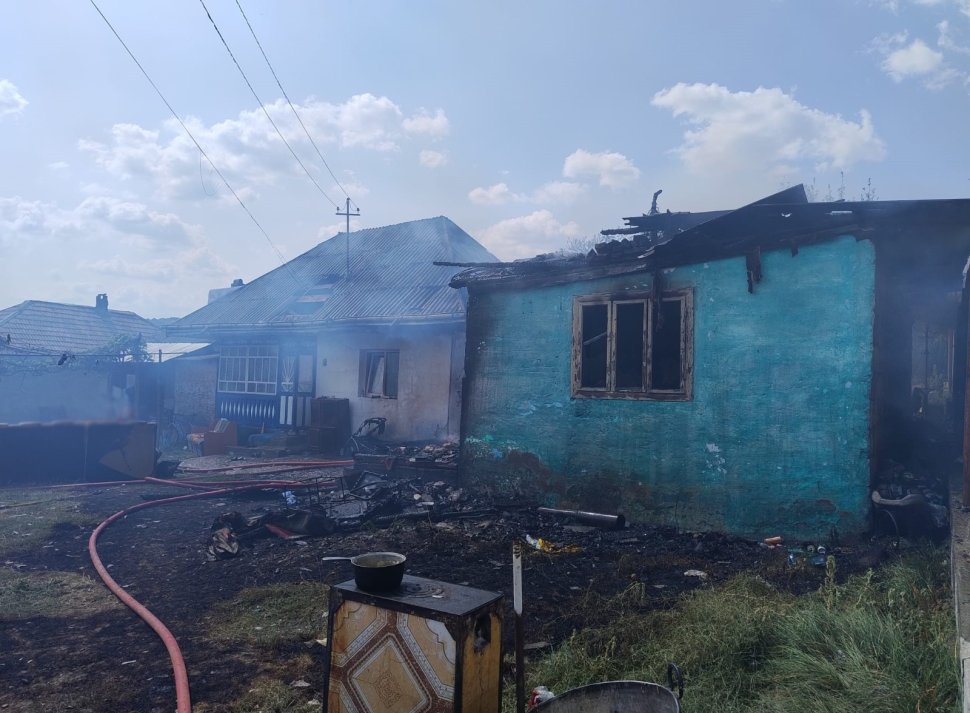 Incendiu provocat de un scurtcircuit la Leucușești 2459