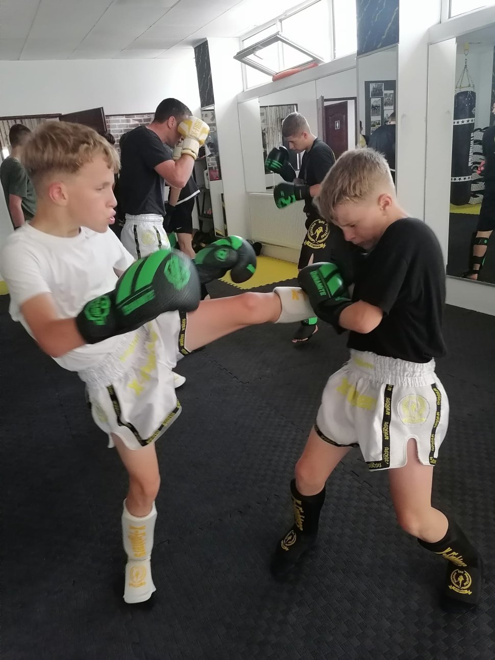 Tinerii luptători din Bucovina se pregătesc pentru Gala X-Fighters League 2450