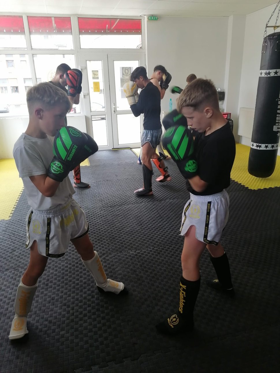 Tinerii luptători din Bucovina se pregătesc pentru Gala X-Fighters League 2451