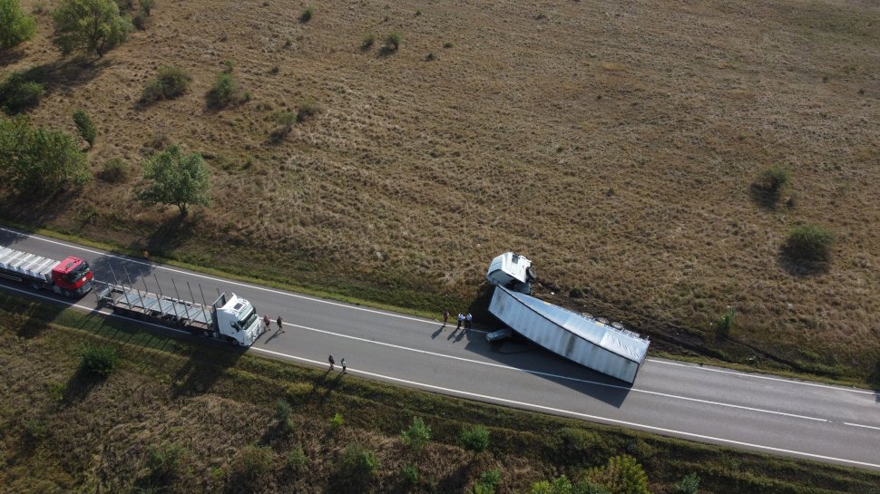 Trafic blocat ore bune în urma unui accident între un TIR și o mașină la Bunești 2421