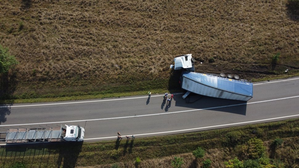 Trafic blocat ore bune în urma unui accident între un TIR și o mașină la Bunești 2422