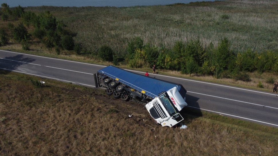 Trafic blocat ore bune în urma unui accident între un TIR și o mașină la Bunești 2423