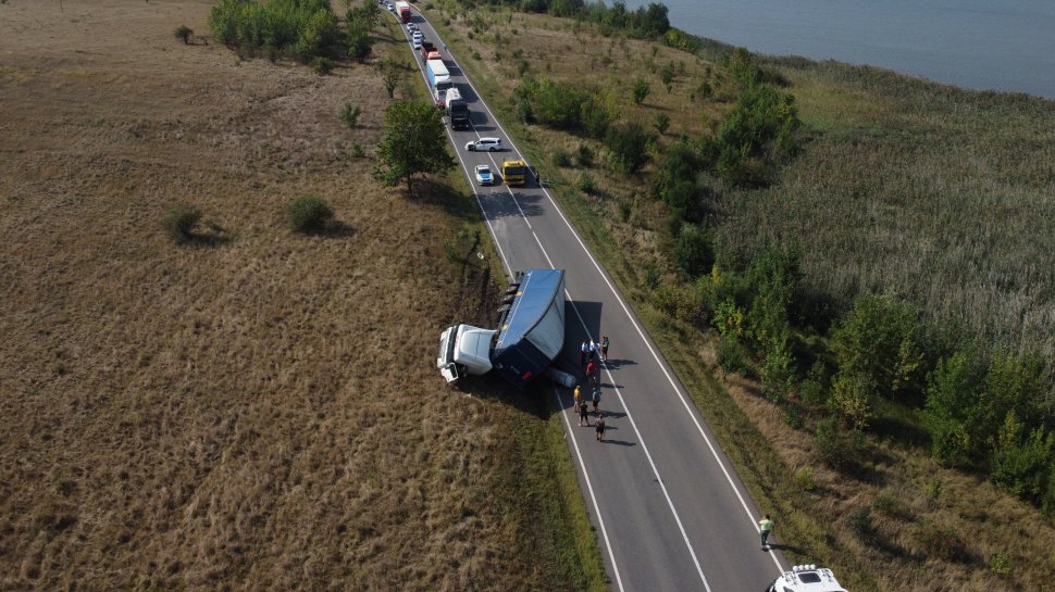 Trafic blocat ore bune în urma unui accident între un TIR și o mașină la Bunești 2424
