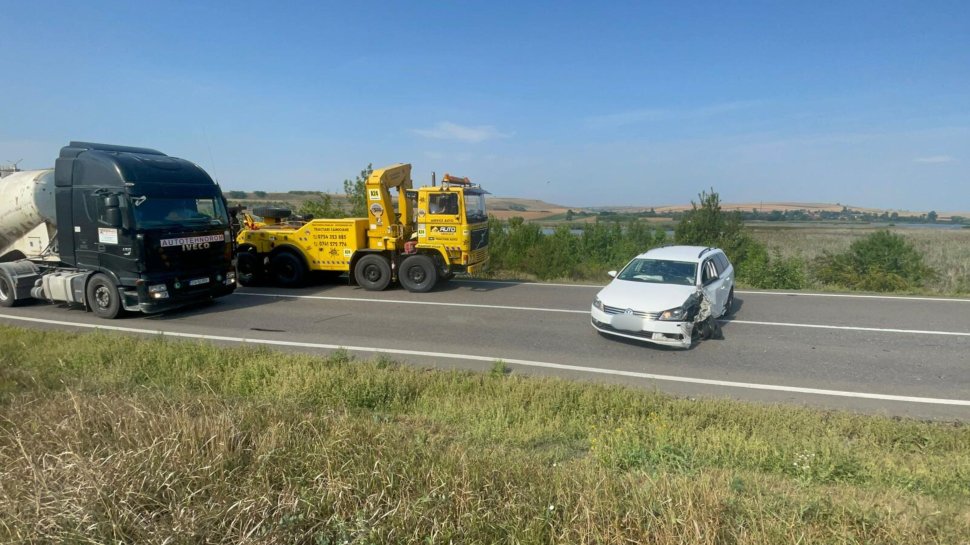Trafic blocat ore bune în urma unui accident între un TIR și o mașină la Bunești 2426
