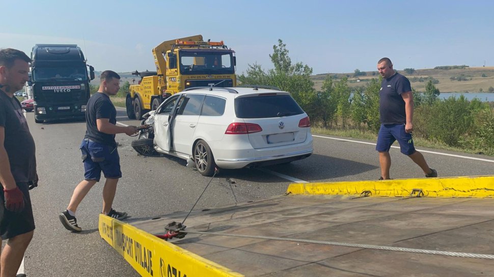 Trafic blocat ore bune în urma unui accident între un TIR și o mașină la Bunești 2427