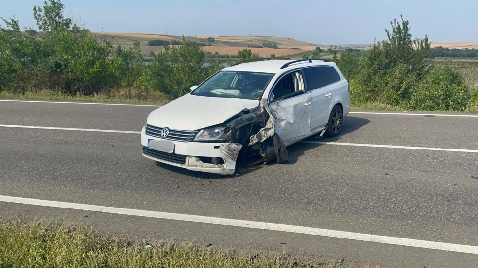 Trafic blocat ore bune în urma unui accident între un TIR și o mașină la Bunești 2428