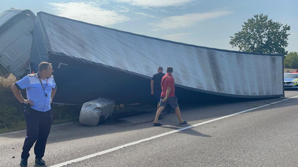 Trafic blocat ore bune în urma unui accident între un TIR și o mașină la Bunești 2429