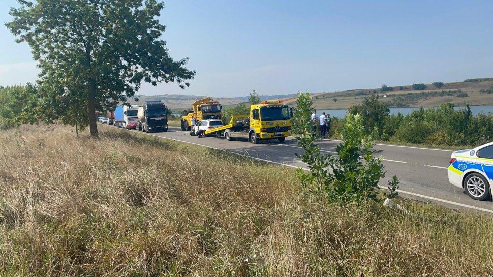 Trafic blocat ore bune în urma unui accident între un TIR și o mașină la Bunești 2430
