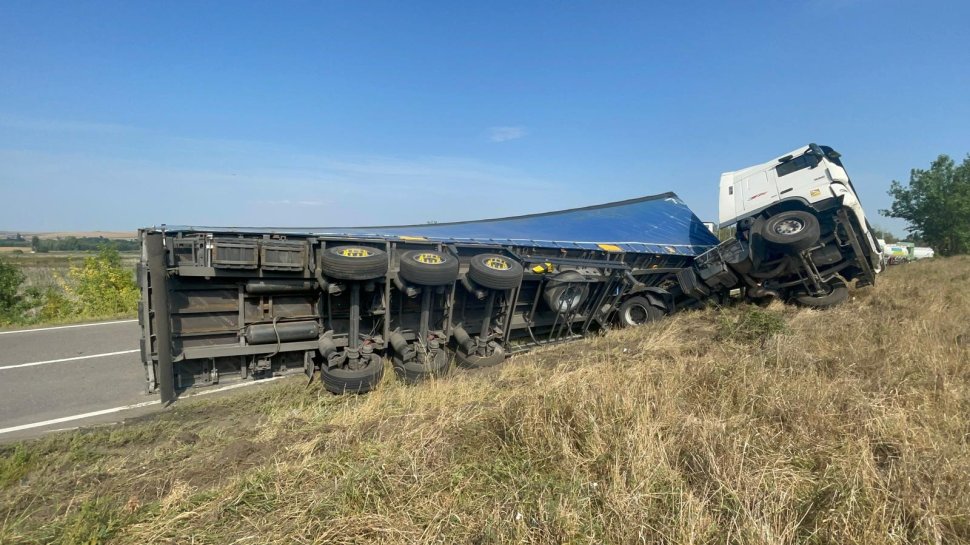 Trafic blocat ore bune în urma unui accident între un TIR și o mașină la Bunești 2431
