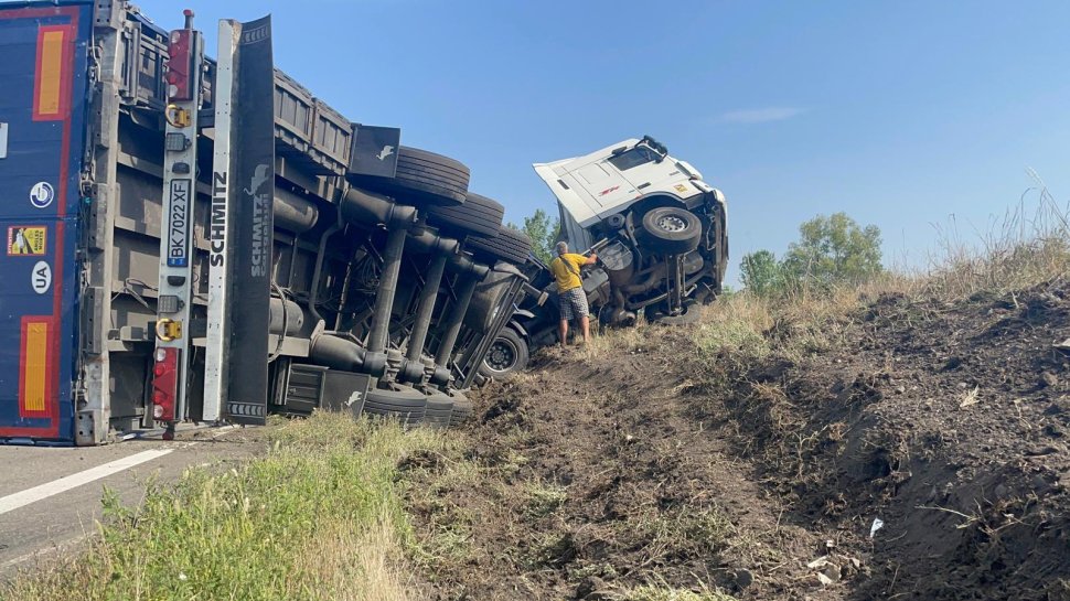 Trafic blocat ore bune în urma unui accident între un TIR și o mașină la Bunești 2432
