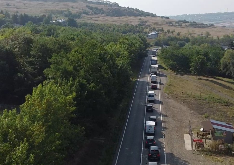 Trafic blocat ore bune în urma unui accident între un TIR și o mașină la Bunești 2455