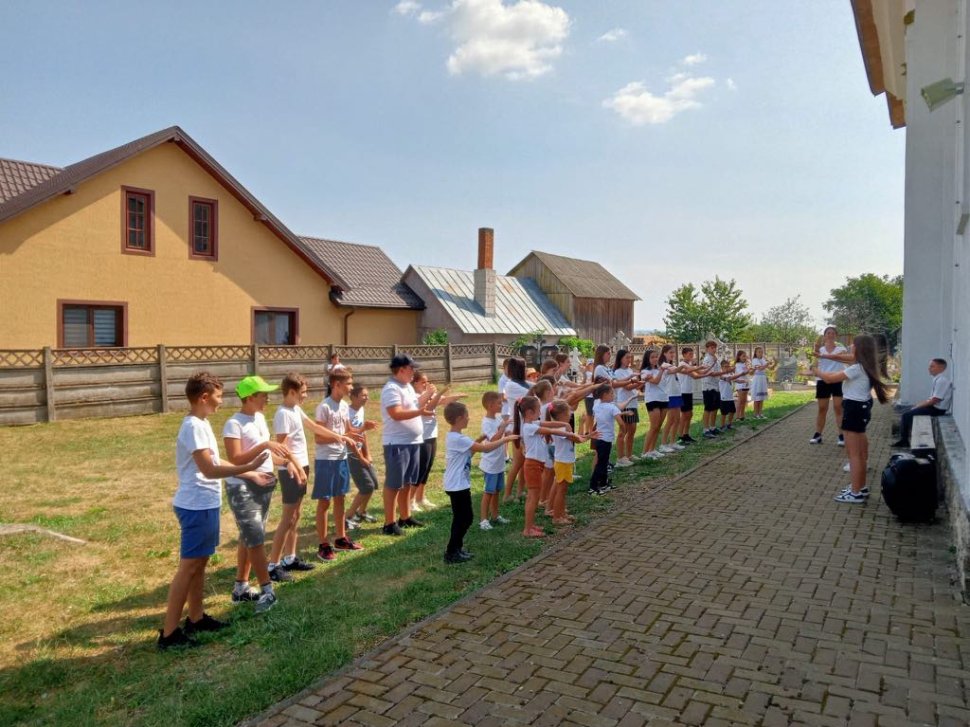 Zeci de copii din comunitatea boroiană, la școala de vară „Binecuvântată fii, copilărie! 2504