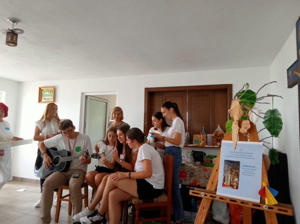 Zeci de copii din comunitatea boroiană, la școala de vară „Binecuvântată fii, copilărie! 2505