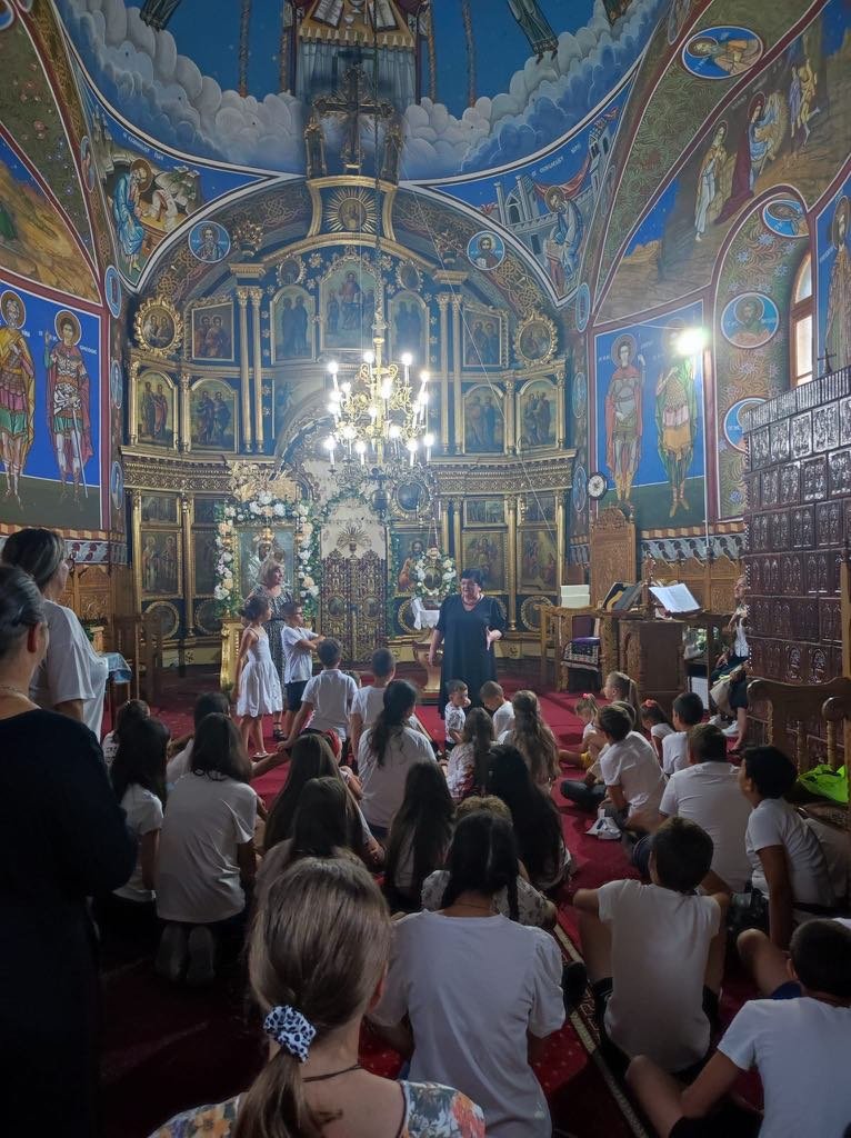 Zeci de copii din comunitatea boroiană, la școala de vară „Binecuvântată fii, copilărie! 2507