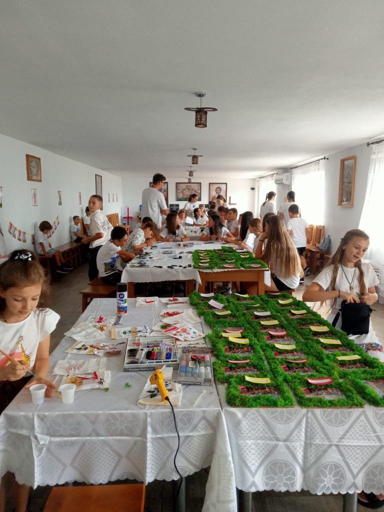 Zeci de copii din comunitatea boroiană, la școala de vară „Binecuvântată fii, copilărie! 2508