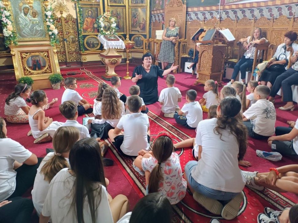 Zeci de copii din comunitatea boroiană, la școala de vară „Binecuvântată fii, copilărie! 2509