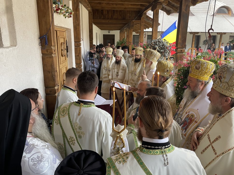 Hramul Mănăstirii Sihăstria Râșcăi a adunat mii de credincioși la rugăciune 2522