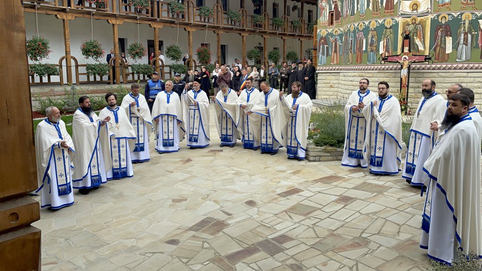 Hramul Mănăstirii Sihăstria Râșcăi a adunat mii de credincioși la rugăciune 2524