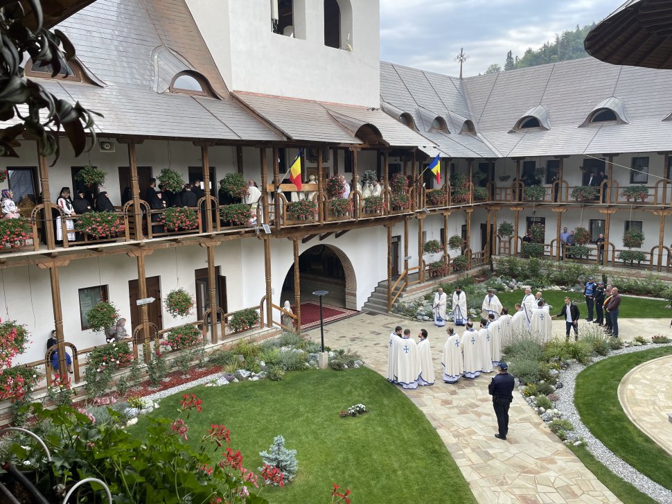 Hramul Mănăstirii Sihăstria Râșcăi a adunat mii de credincioși la rugăciune 2526