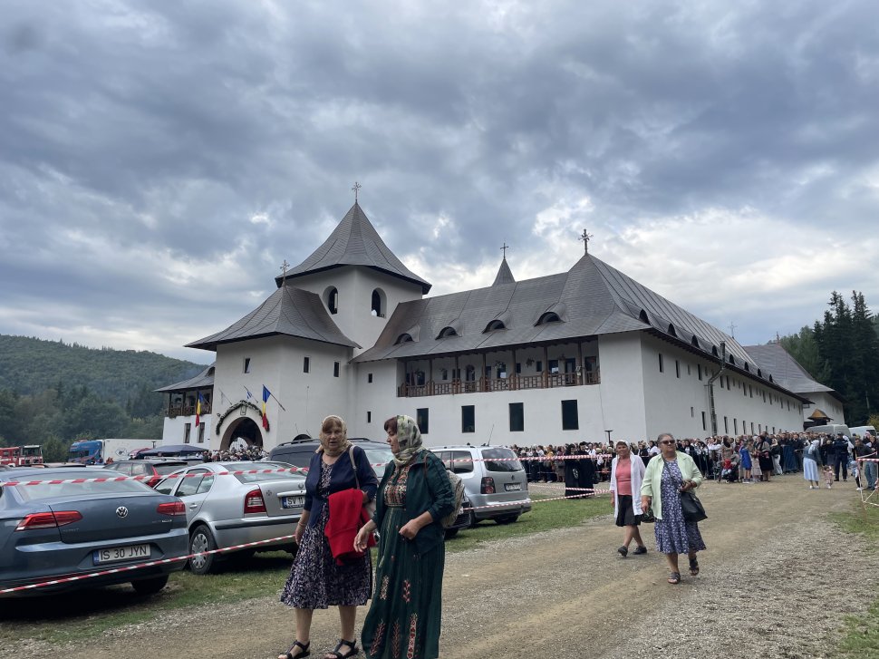 Hramul Mănăstirii Sihăstria Râșcăi a adunat mii de credincioși la rugăciune 2527