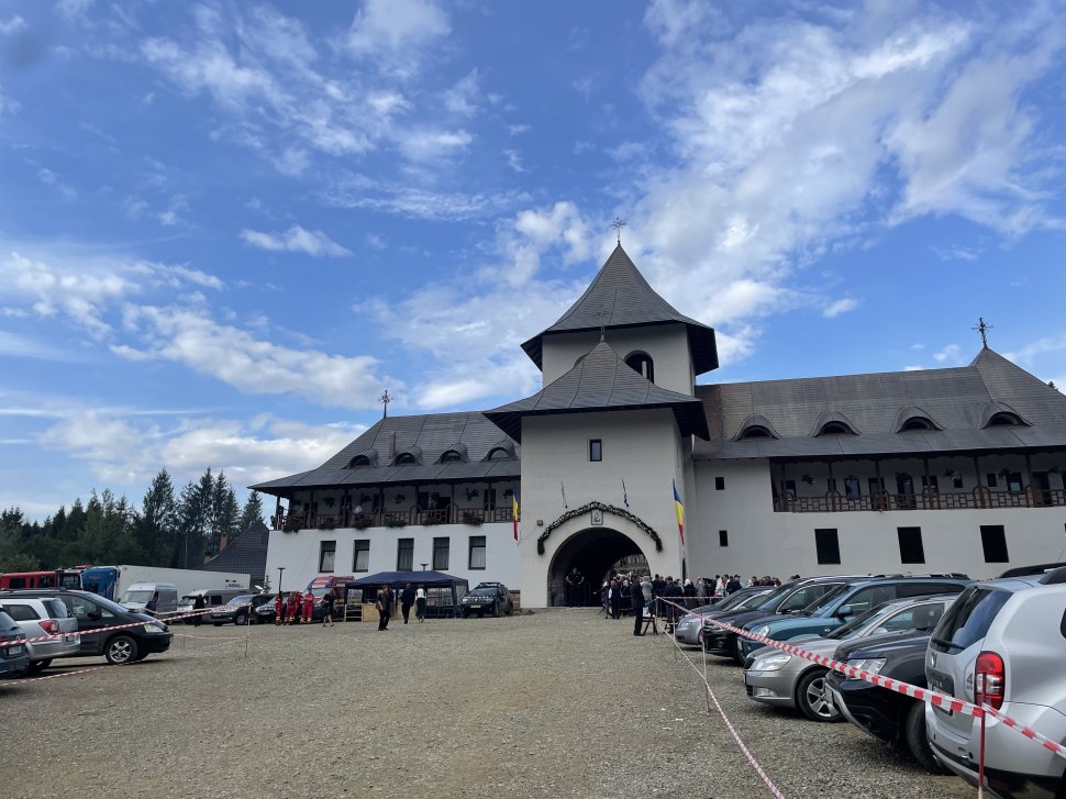 Hramul Mănăstirii Sihăstria Râșcăi a adunat mii de credincioși la rugăciune 2530